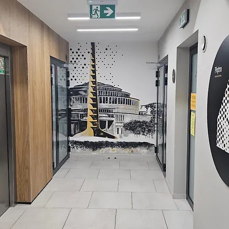 Nad Rzeka 73, Rynek 500 M